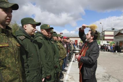 Барнаул.  Священник благословляет будущих солдат на благополучную службу.