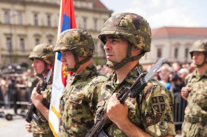 Сербия. Зренянин. Первый , после распада Югославии,  военный парад   в честь Дня Победы.