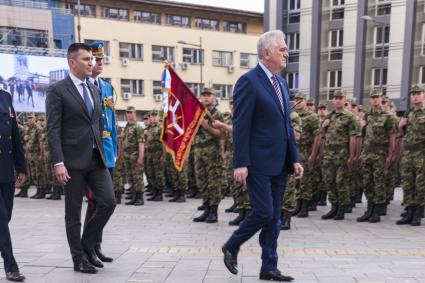 Сербия. Зренянин. Первый , после распада Югославии,  военный парад   в честь Дня Победы   открыл президент Республики Сербии Томислав Николич.