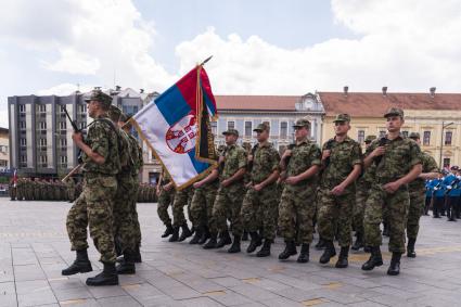 Сербия. Зренянин. Первый , после распада Югославии,  военный парад   в честь Дня Победы.