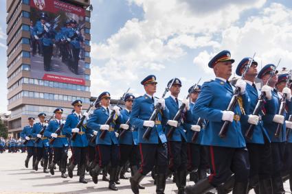 Сербия. Зренянин. Первый , после распада Югославии, военный парад в честь Дня Победы.