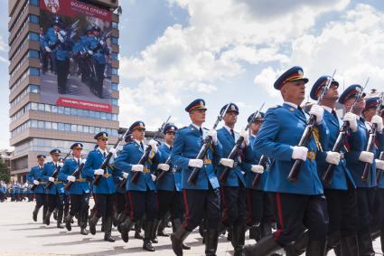 Сербия. Зренянин. Первый , после распада Югославии,  военный парад   в честь Дня Победы.