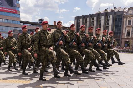 Сербия. Зренянин. Первый , после распада Югославии,  военный парад   в честь Дня Победы.