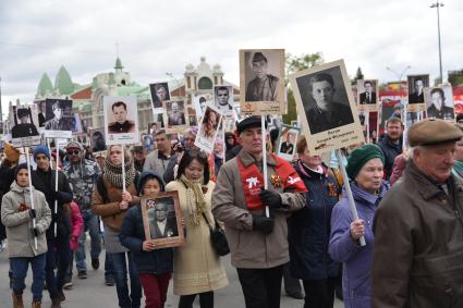 Новосибирск.  Участники акции памяти `Бессмертный полк` во время шествия в День Победы.