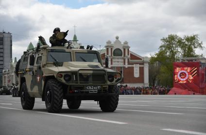 Новосибирск. Бронеавтомобиль `Тигр`   во время военного парада, посвященного 71-й годовщине Победы в Великой Отечественной войне.