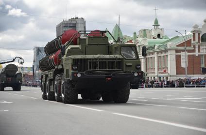 Новосибирск.  Зенитная ракетная система большой и средней дальности С-400 `Триумф` во время военного парада, посвященного 71-й годовщине Победы в Великой Отечественной войне.