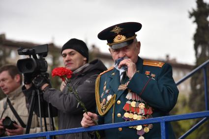 Новосибирск. Ветеран   во время военного парада, посвященного 71-й годовщине Победы в Великой Отечественной войне.