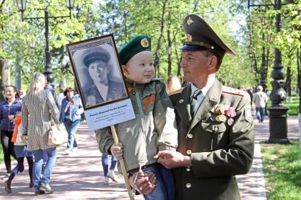 Уфа.  Участники акции памяти `Бессмертный полк` во время шествия в День Победы.