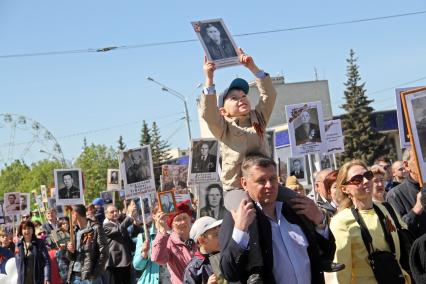 Уфа.  Участники акции памяти `Бессмертный полк` во время шествия в День Победы.