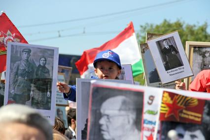 Уфа.  Участники акции памяти `Бессмертный полк` во время шествия в День Победы.