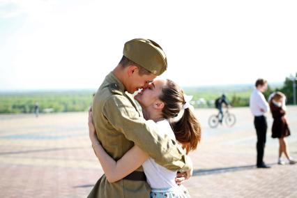 Уфа.  Молодой человек обнимает девушку во время празднования Дня Победы.