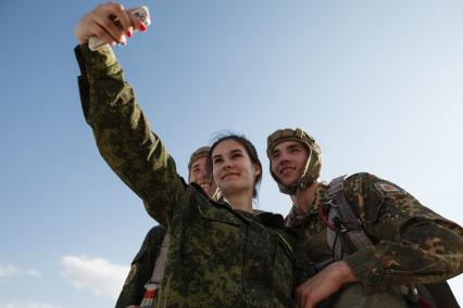 Ставрополь. Ученики кадетской школы имени генерала А.Ермолова прыгали с парашютами.