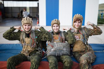 Ставрополь. Ученики кадетской школы имени генерала А.Ермолова прыгали с парашютами.