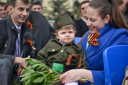 Ставрополь.  Женщина с ребенком во время празднования 71-й годовщины Победы в Великой Отечественной войне.