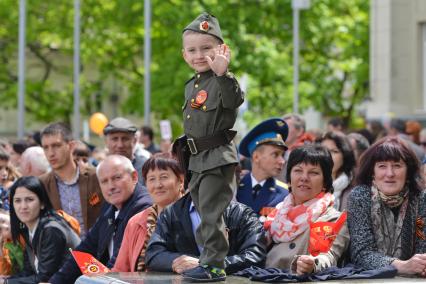 Ставрополь.  Мальчик во время празднования 71-й годовщины Победы в Великой Отечественной войне.