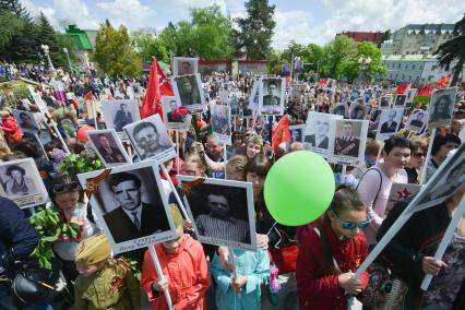 Ставрополь. Участники акции памяти `Бессмертный полк` во время шествия в День Победы.