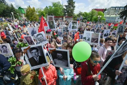 Ставрополь.  Участники акции памяти `Бессмертный полк` во время шествия в День Победы.