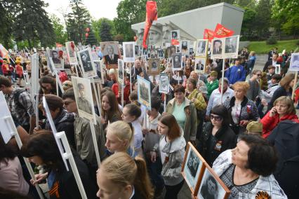 Ставрополь.  Участники акции памяти `Бессмертный полк` во время шествия в День Победы.