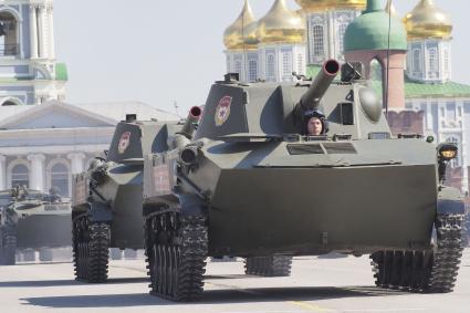 Тула. Проход военной техники на главной городской площади во время военного парада,посвященного 71 -й годовщине Победы в Великой Отечественной войне.