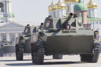 Тула. Проход военной техники  на главной городской площади во время военного парада,посвященного 71 -й годовщине Победы в Великой Отечественной войне.