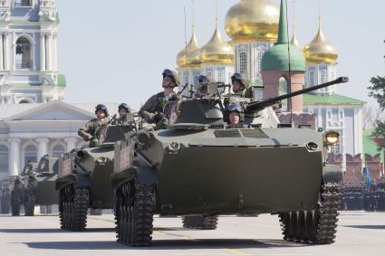 Тула. Проход военной техники  на главной городской площади во время военного парада,посвященного 71 -й годовщине Победы в Великой Отечественной войне.