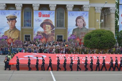 Ставрополь.  Участники акции памяти `Бессмертный полк` во время шествия в День Победы.