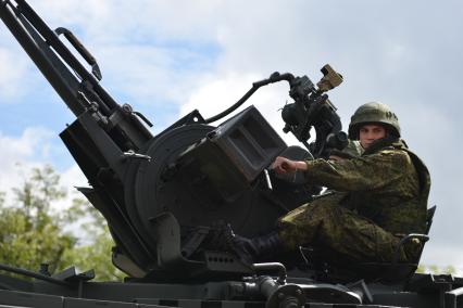 Ставрополь.  Военнослужащий во время военного парада , посвященного 71-й годовщине Победы в Великой Отечественной войне.