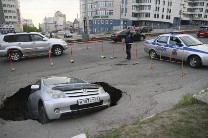 Барнаул. Автомобиль провалился под асфальт.