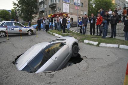 Барнаул. Автомобиль провалился под асфальт.