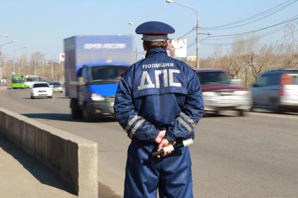 Красноярск.  Работа сотрудника ДПС на трассе.