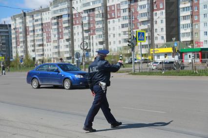 Красноярск.  Работа сотрудника ДПС на трассе.