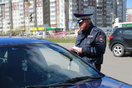 Красноярск.  Работа сотрудника ДПС на трассе.