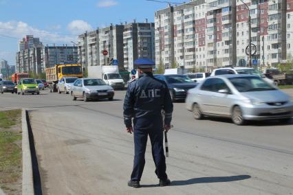 Красноярск.  Работа сотрудника ДПС на трассе.