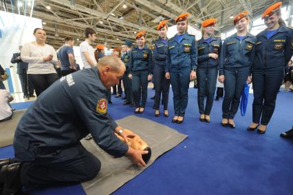 Москва.   Практическое занятие на манекене по оказанию первой помощи на IX Международном салоне `Комплексная безопасность - 2016` в павильоне на ВДНХ.