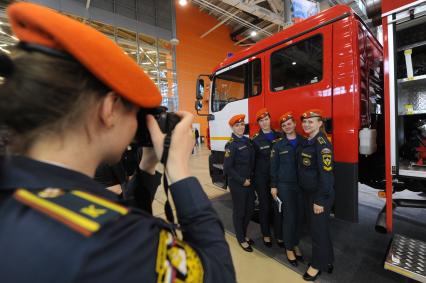 Москва. Сотрудницы МЧС на IX Международном салоне `Комплексная безопасность - 2016` в павильоне на ВДНХ.