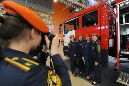 Москва. Сотрудницы МЧС   на IX Международном салоне `Комплексная безопасность - 2016` в павильоне на ВДНХ.