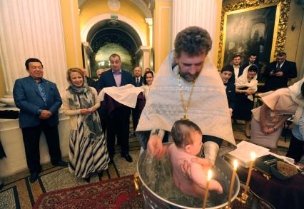 Москва. Народный артист СССР, депутат госдумы Иосиф Кобзон (слева) на крестинах сына его помощника - Якова Самушия.