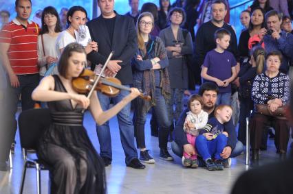 Москва.   Во время проведения международной акции `Ночь в музее - 2016` в Третьяковской галерее на Крымском Валу.