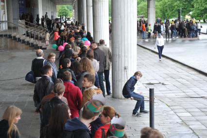 Москва.  Международная акция `Ночь в музее - 2016`.  Посетители стоят в очереди на вход в Третьяковскую галерею на Крымском Валу.