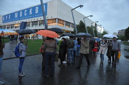 Москва.  Международная акция `Ночь в музее - 2016`.  Посетители стоят в очереди на вход в Третьяковскую галерею на Крымском Валу.