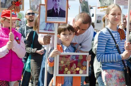 Самара. Участники акции `Бессмертный полк` во время шествия в День Победы.