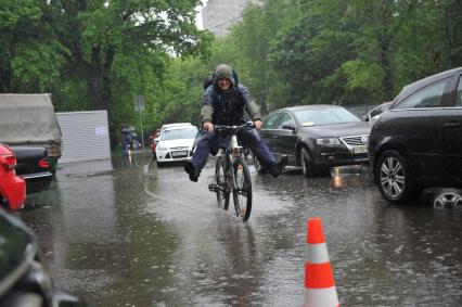 Москва. Корреспондент Комсомольской правды Олег Адамович принял участие в Дне без автомобиля и приехал на работу на велосипеде под проливным дождем.