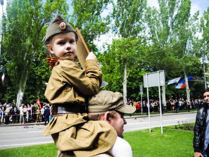 Украина. Донецк. В день победы 9 мая по улицам города прошло шествие `Бессмертный полк` в честь 71-й годовщины Победы в Великой Отечественной войне.