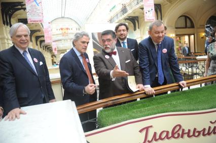 Москва.   Художественный руководитель миланского театра La Scala Александр Перейра, посол Италии в РФ Чезаре Мария Рагальини, глава группы компаний Bosco di Ciliegi Михаил Куснирович и генеральный директор Государственного академического Большого театра Владимир Урин (слева направо) во время пресс-конференции, посвященной партнерству между Большим театром и ГУМом и гастролям театра La Scala.