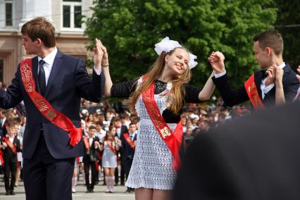 Уфа.   Участники `Весеннего бала` выпускников на Советской площади.