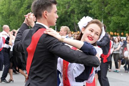 Уфа. Участники `Весеннего бала` выпускников на Советской площади.