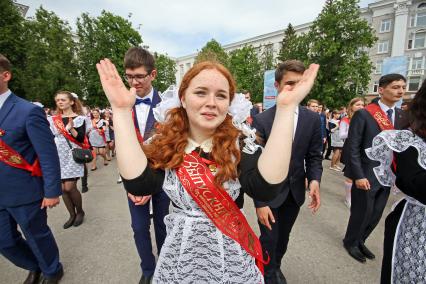 Уфа.   Участники `Весеннего бала` выпускников на Советской площади.