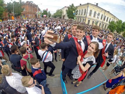 Уфа.   Участники `Весеннего бала` выпускников на Советской площади.