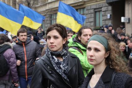 Москва. Участницы панк-группы Pussy Riot Надежда Толоконникова и Мария Алехина (слева направо) во время митинга антивоенного `Марша мира` на проспекте Сахарова.
