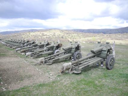 Крым, с. Перевальное. В бывшей украинской, а теперь  российской военной части,  солдаты ремонтируют военную технику